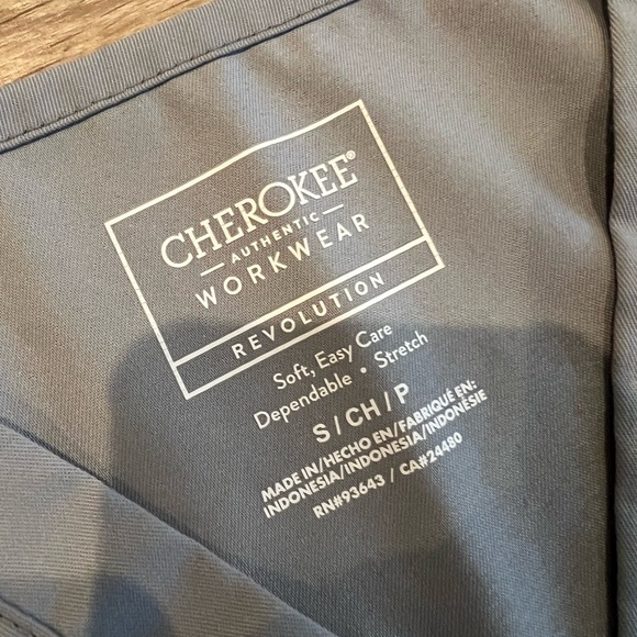 Cherokee V-Neck Scrub Top, Women’s Workwear Revolution, size S - Picture 2 of 4